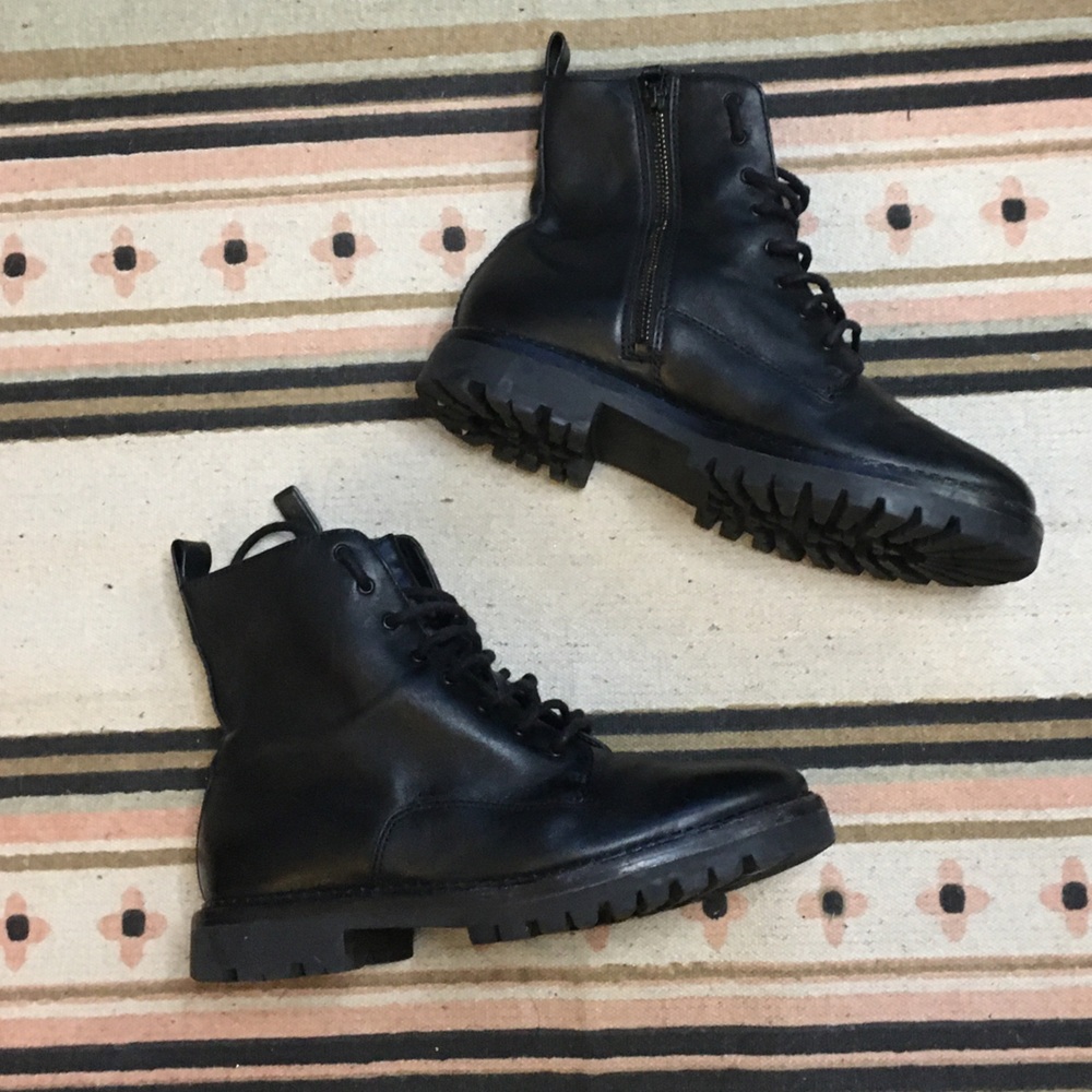 Vince women’s 8 leather boots booties side zipper lace up Good stored condition